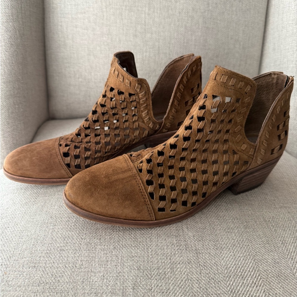 Vince Camuto Weaved Bootie Women’s size -7.
Brown leather.